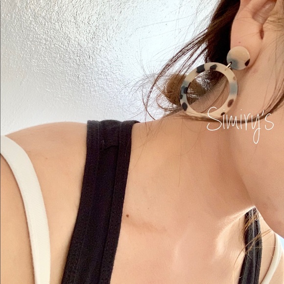 Acrylic round hoop earrings - Picture 3 of 3